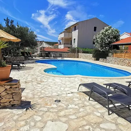 Luxurious 2 Bedroom With Terrace And Pool