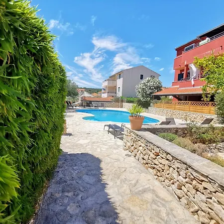 Luxurious 2 Bedroom With Terrace And Pool